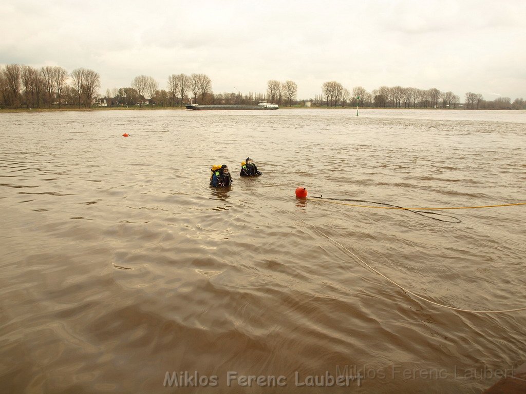 Bergung PKW im Rhein Hitdorfer Fähre P189686.JPG